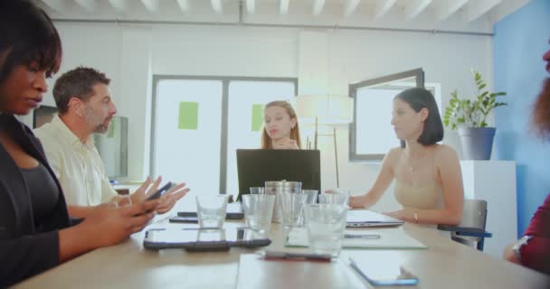 Groep Multiraciale Zakenmensen Praten Met Elkaar Terwijl Hun Kantoor Werken — Stockvideo