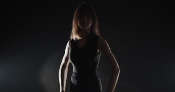 Ballerine Fait Exercice Tout Tournant Pliant Studio Silhouette — Video