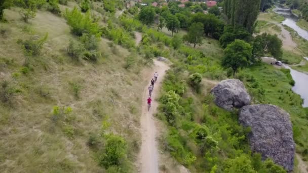 Grupo Amigos Estão Pedalando Estrada Montanha Uma Única Linha — Vídeo de Stock