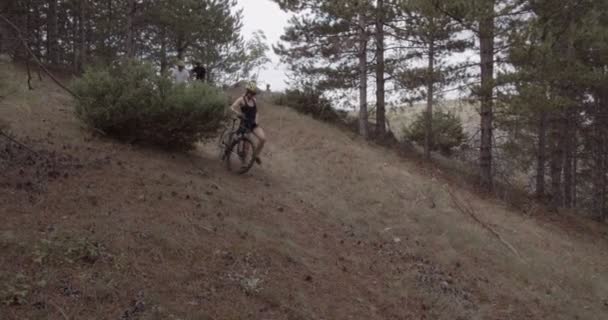 Grupo Amigos Estão Procura Lugar Para Descansar Pouco Ciclismo — Vídeo de Stock