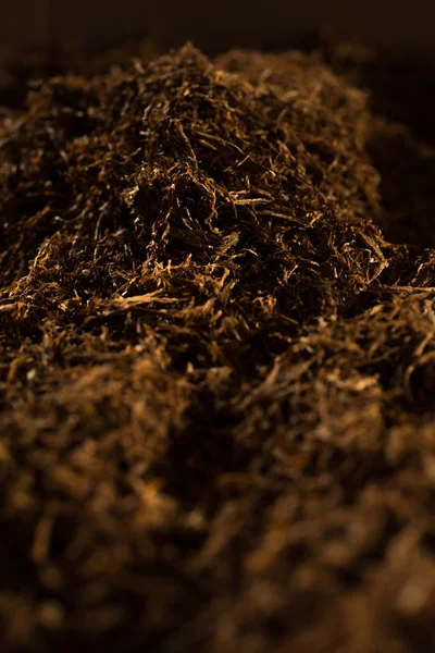 Corte fino tabaco fundo baixo chave — Fotografia de Stock