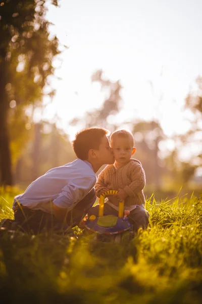 Brother's kiss — Stockfoto