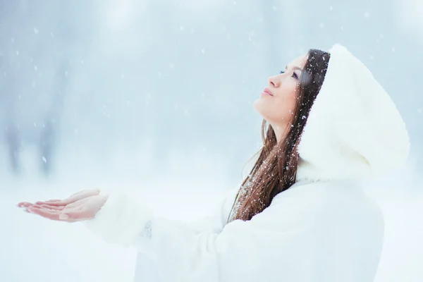 Девушка собирает снежинки — стоковое фото