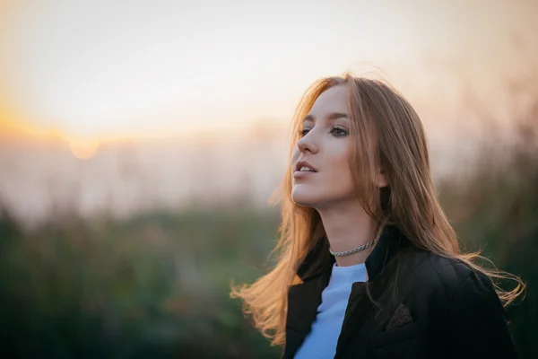 Sunset girl outdoors — Stock Photo, Image