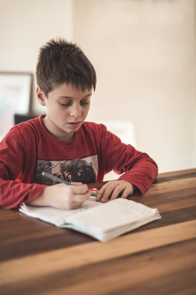 Jovem fazendo lição de casa — Fotografia de Stock