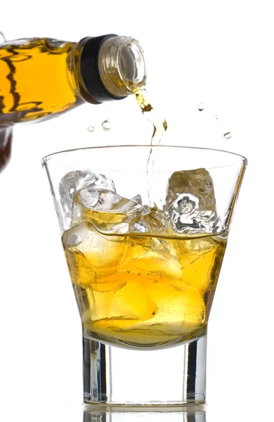 Pouring whiskey — Stock Photo, Image