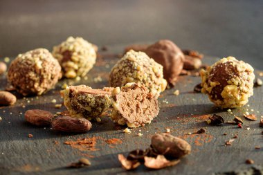 Çam fıstığı kırıntıları serpiştirilmiş el yapımı çikolatalar.