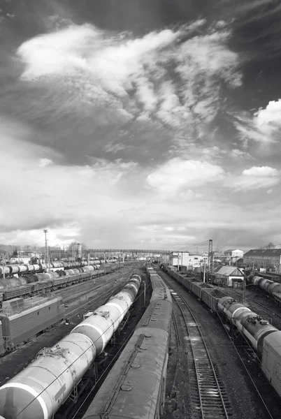 Ferroviária e nuvens — Fotografia de Stock