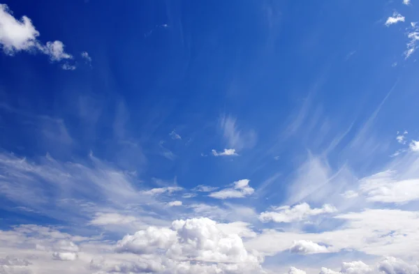 Zomer hemel met witte wolken — Stockfoto