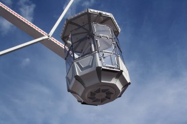 Panayırdaki dönme dolap. Güzel renkli bulutlu gökyüzü..