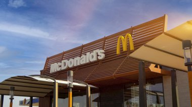 Meşhur McDonald 's restoranının dışı. İspanya, Jerez, 27 Ekim 2025.