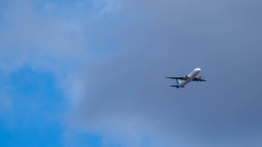 Gökyüzünde bulutlarla uçan bir uçak. İspanya, Jerez, 7 Kasım 2025.