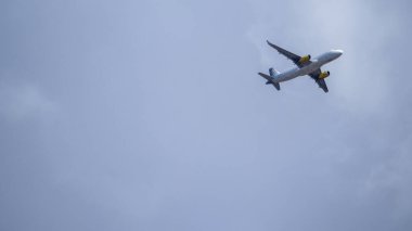 Gökyüzünde bulutlarla uçan bir uçak. İspanya, Jerez, 7 Kasım 2025.