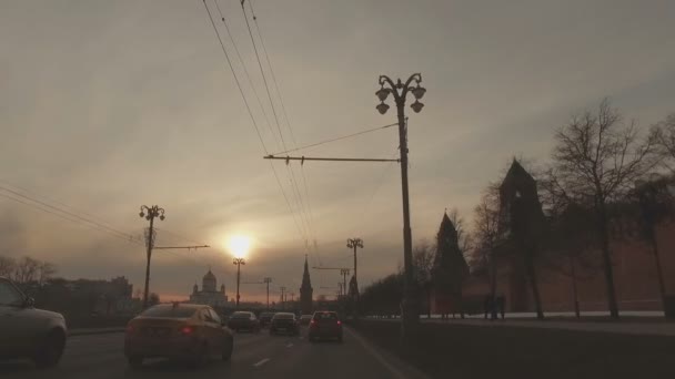 Μόσχα, Ρωσία - 28 Φεβρουαρίου 2016: Θέα του Κρεμλίνου και το Κρεμλίνο ανάχωμα — Αρχείο Βίντεο