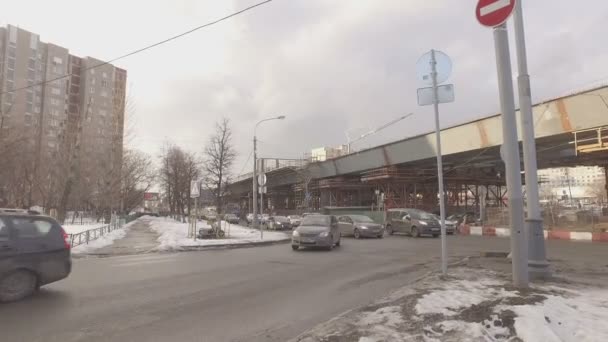 Строительство путепровода на пересечении проспекта Волгограда — стоковое видео