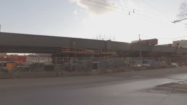 Bouw van het viaduct op kruising van Volgograd StudieGids — Stockvideo