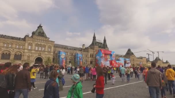 МОСКВА, РОССИЯ - 1 мая 2016 года: Люди ходят семьями по Красной площади в Москве — стоковое видео