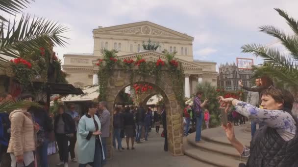 MOSCA, RUSSIA - 1 maggio 2016: decorazione della piazza del Teatro a Mosca durante il festival — Video Stock