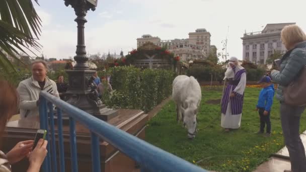 MOSCÚ, RUSIA - 1 de mayo de 2016: decoración de la plaza del Teatro en Moscú durante el festival — Vídeo de stock