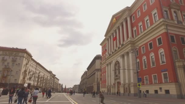 Moskova, Rusya - 1 Mayıs, 2016:-Bahar sabahları yayalara ayrılmış Tverskaya sokak sokak — Stok video