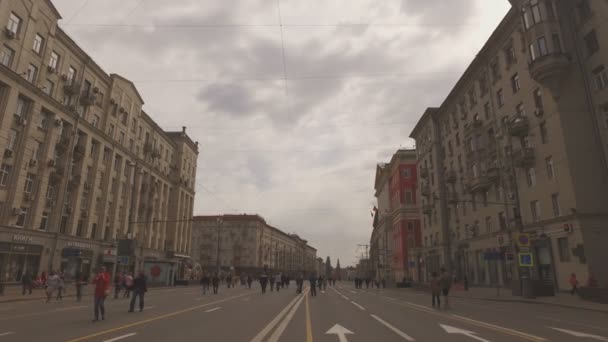 Moskva, Ryssland - 1 maj 2016:-gågator Tverskaya Street street i den vår morgonen — Stockvideo
