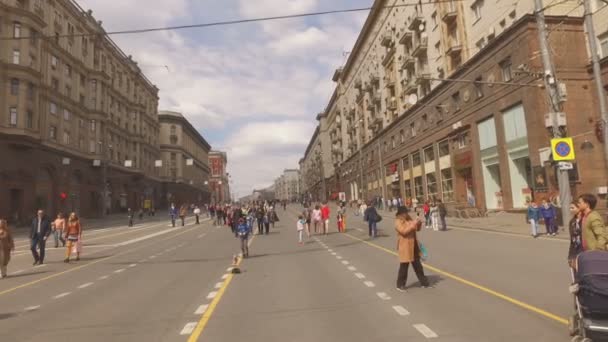 Moskova, Rusya - 1 Mayıs, 2016:-Bahar sabahları yayalara ayrılmış Tverskaya sokak sokak — Stok video