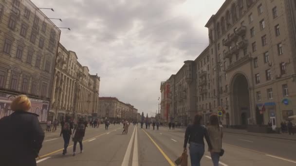 Moskova, Rusya - 1 Mayıs, 2016:-Bahar sabahları yayalara ayrılmış Tverskaya sokak sokak — Stok video