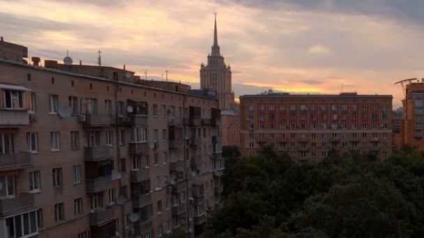 Vue sur la cour de Moscou et sur les immeubles de grande hauteur tôt le matin — Video