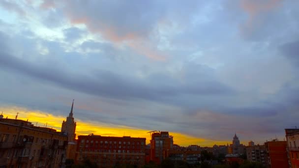 Kijk aan Moskou Hof en op hoogbouw in de vroege ochtend — Stockvideo