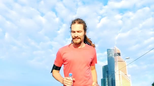 Mann läuft Mann rennt morgens durch Stadt — Stockvideo