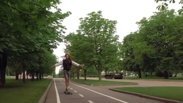 Cool guy on his longboard skate — Stock Video