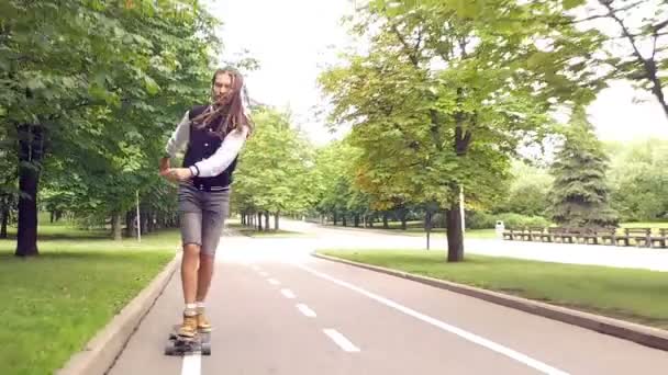 Cooler Typ auf seinem Longboard-Skate — Stockvideo