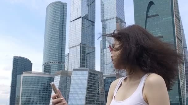 Mujer joven tomando selfie — Vídeo de stock