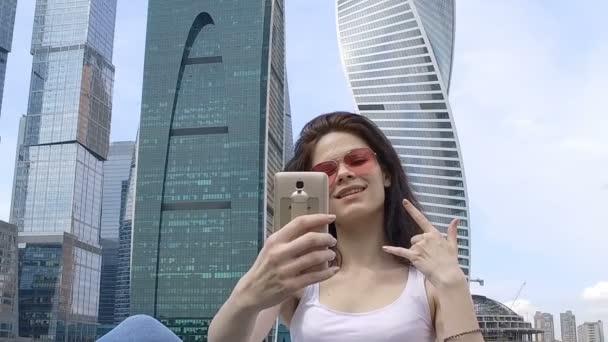 Jonge vrouw die selfie — Stockvideo