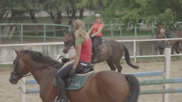 Moskou, Rusland - 12 augustus 2016: Paardensport Cska base — Stockvideo