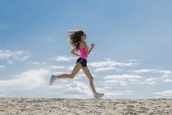 Menina está envolvida em esportes jogging — Fotografia de Stock