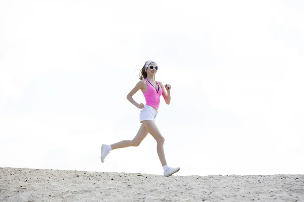 Menina está envolvida em esportes jogging — Fotografia de Stock
