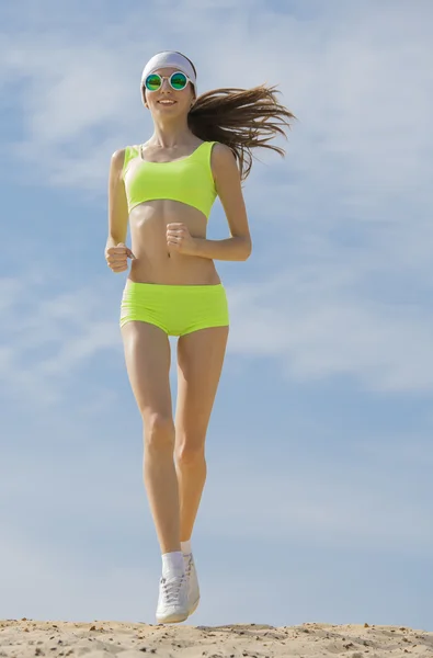 Flickan är engagerade i sport jogging — Stockfoto