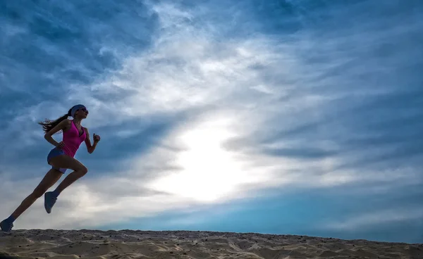 Silhuetten av en flicka löpare effekt filmer — Stockfoto