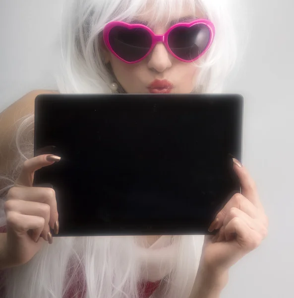 Chica rubia en gafas de color rosa efecto suave — Foto de Stock