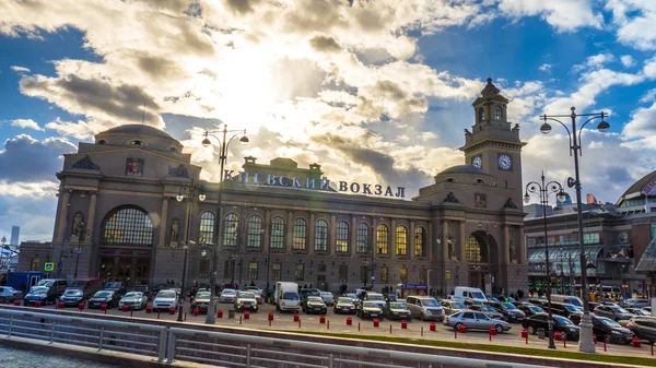 10 aprile 2015. Edificio principale del famoso Kievsky Railway Terminal di Mosca. Ci sono servizi regolari per Kiev, Belgrado, Zagabria, Varna, Bucarest, Sofia, Budapest, Praga, Vienna e Venezia — Foto Stock