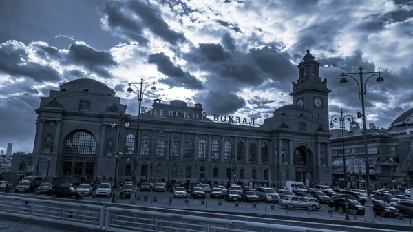 10 april 2015. Hoofdgebouw van beroemde Kievsky Railway Terminal in Moskou. Er zijn regelmatige diensten naar Kiev, Belgrado, Zagreb, Varna, Bucharest, Sofia, Budapest, Praag, Wenen en Venetië — Stockfoto