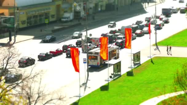 Carretera urbana con coches y peatones Rusia Moscú — Vídeos de Stock