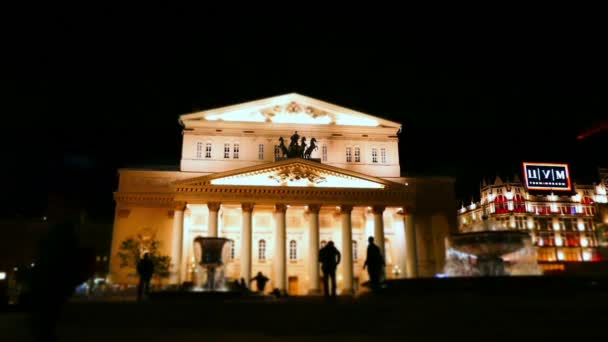 喷泉和照亮在夜晚，莫斯科，俄罗斯的莫斯科大剧院 — 图库视频影像