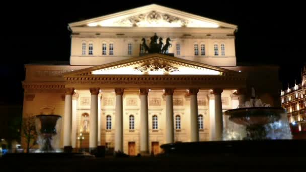 Çeşme ve Bolşoy tiyatro ışıklı gece, Moskova, Rusya Federasyonu — Stok video