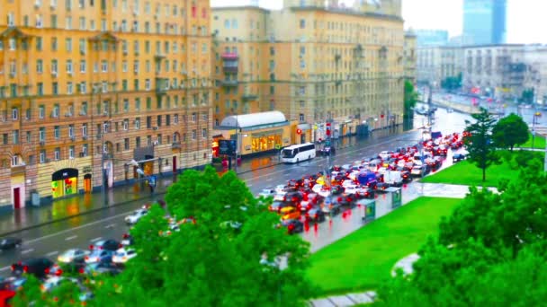 Urban road with cars and pedestrians Russia Moscow — Stock Video