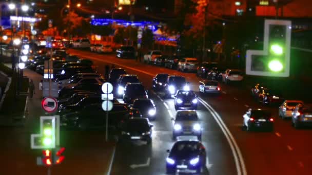 Carretera urbana con coches y peatones Rusia Moscú — Vídeos de Stock