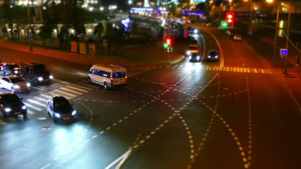 Carretera urbana con coches y peatones Rusia Moscú — Vídeos de Stock