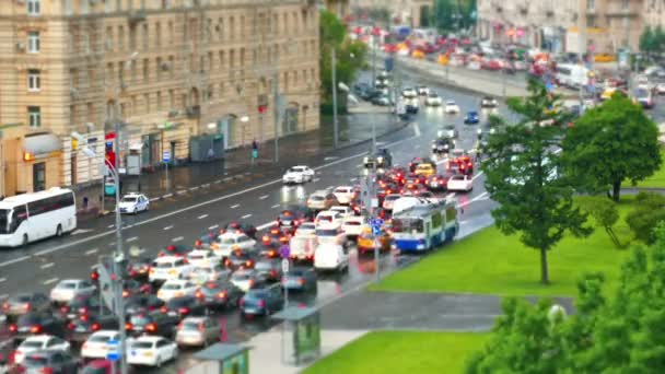 Urban väg med bilar och fotgängare Ryssland Moskva — Stockvideo