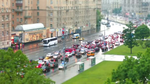 Estrada urbana com carros e pedestres Rússia Moscou — Vídeo de Stock